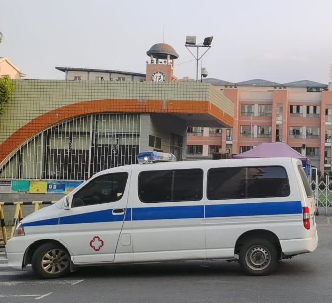 定远救护车出租护送骨折病人一公里多少钱